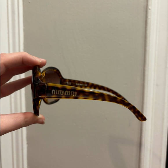 Oversized vintage Miu Miu tortoise sunglasses - Picture 2 of 6